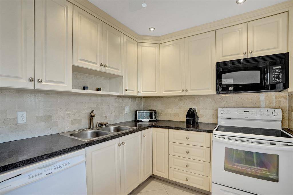 Lauderdale Lakes, FL 33319,4270 NW 40th St #211
