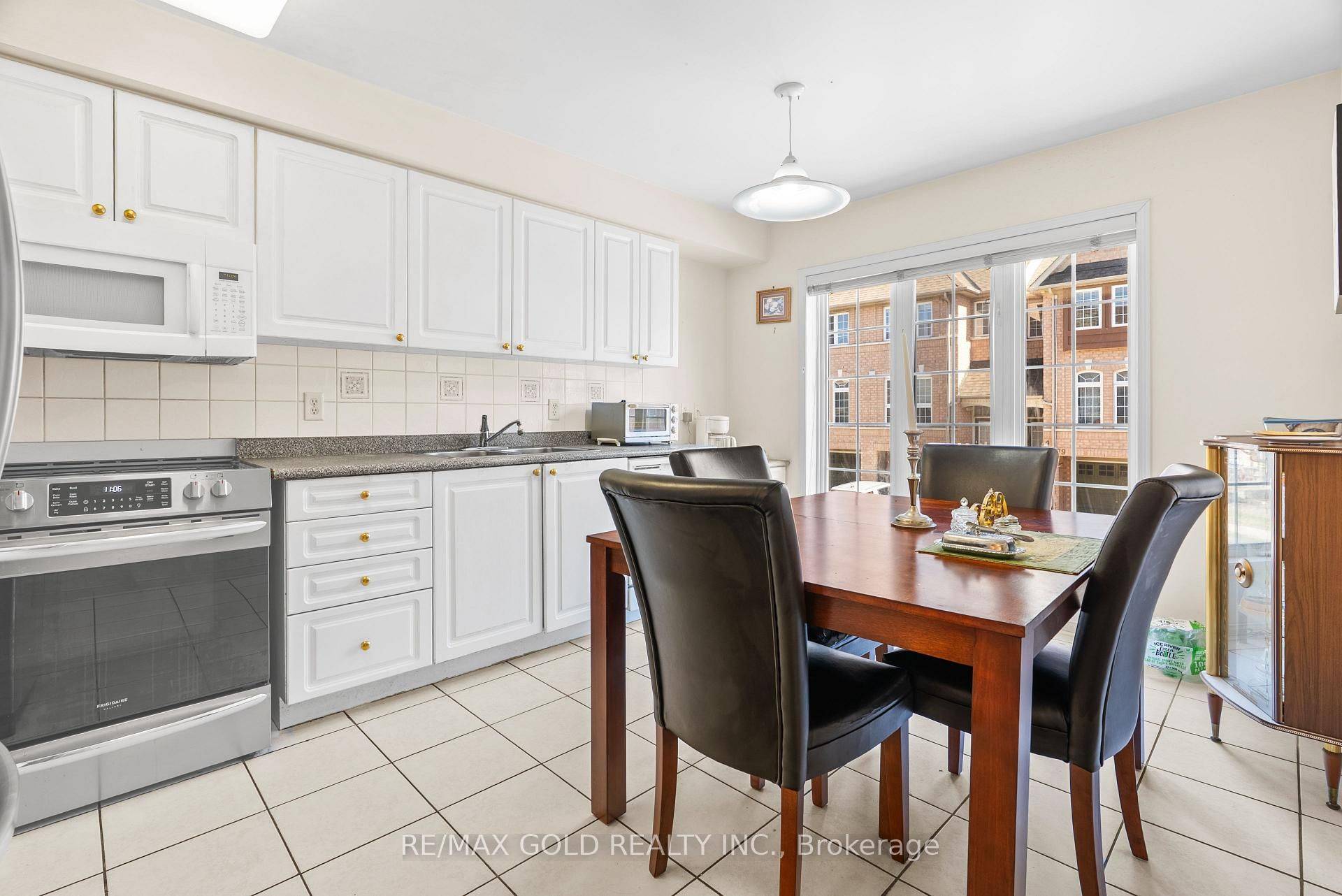 Mississauga, ON L5R 4E7,50 Strathaven DR #78