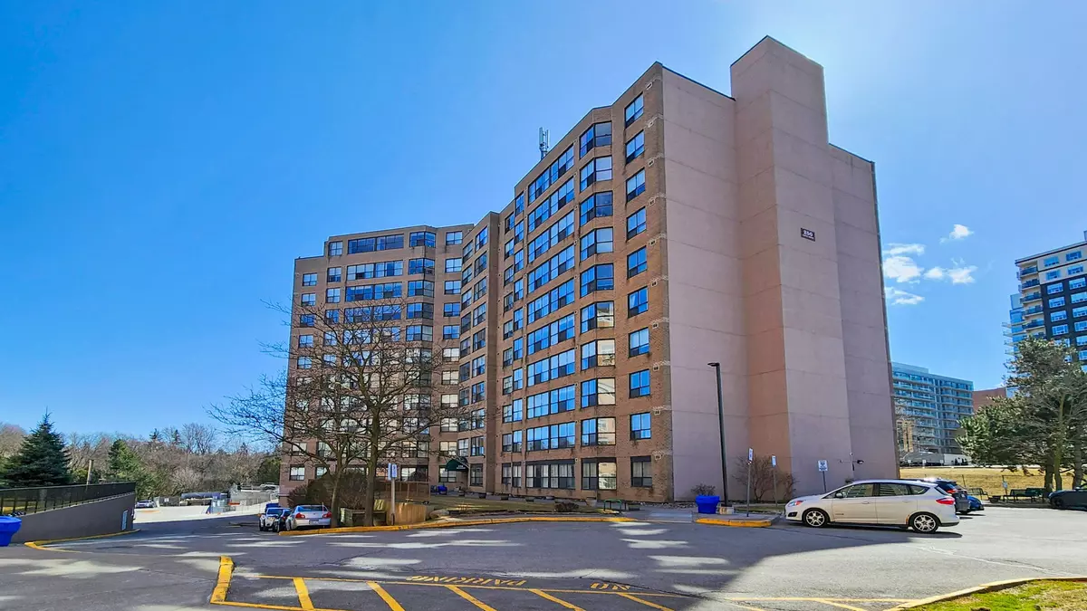Newmarket, ON L3Y 7T7,250 Davis DR #305