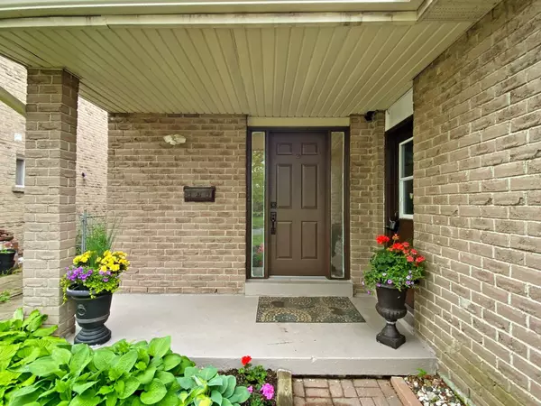 Toronto E11, ON M1B 2L8,19 Kenscott RD