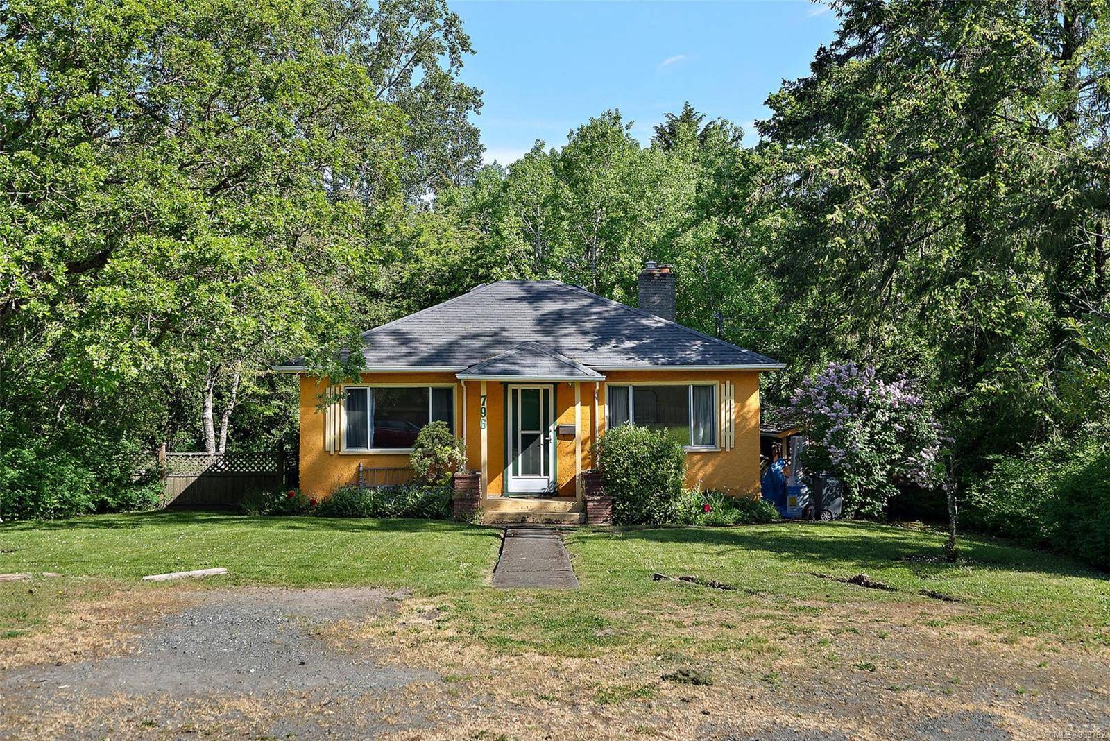 796 Canterbury Rd, Saanich, BC V8X 3E3