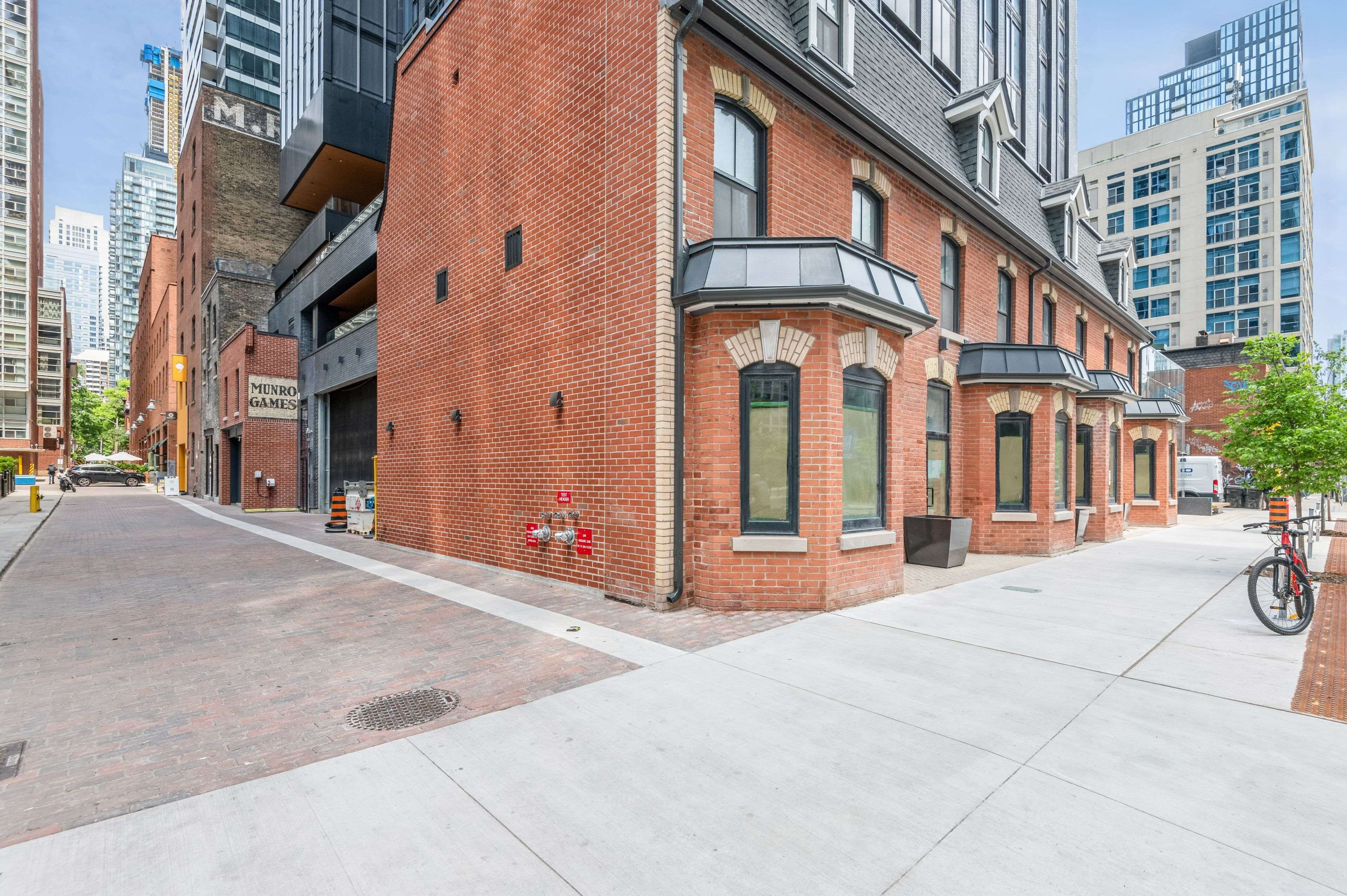 Toronto C01, ON M4Y 0J5,8 Wellesley ST W