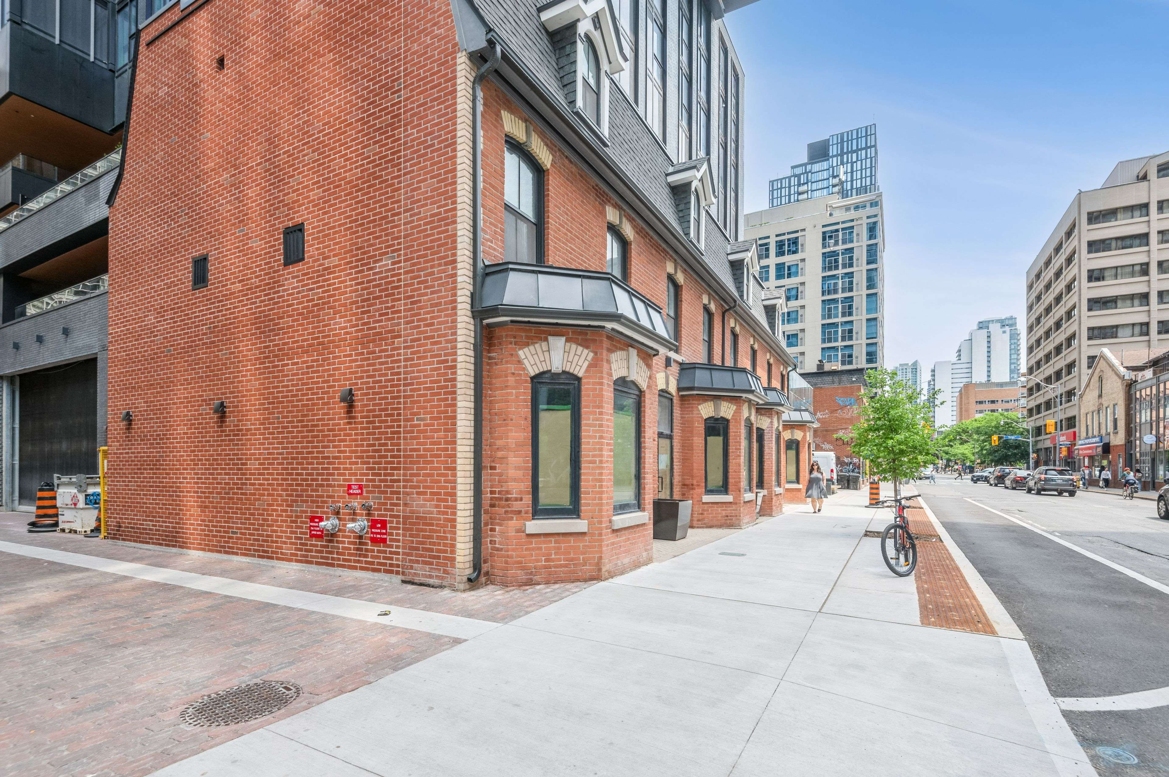 Toronto C01, ON M4Y 0J5,8 Wellesley ST W