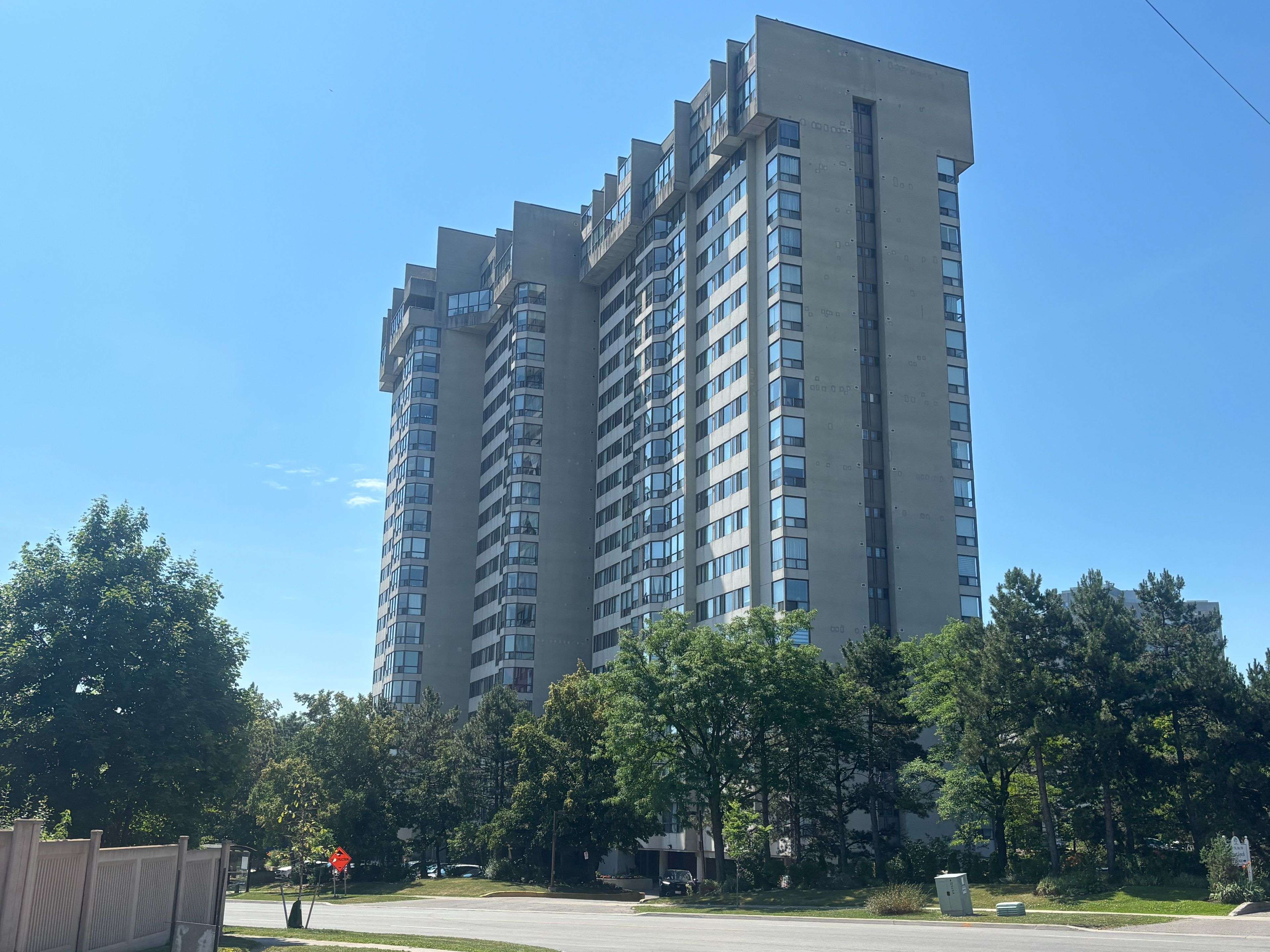 200 Robert Speck Pkwy #703, Mississauga, ON L4Z 1S3
