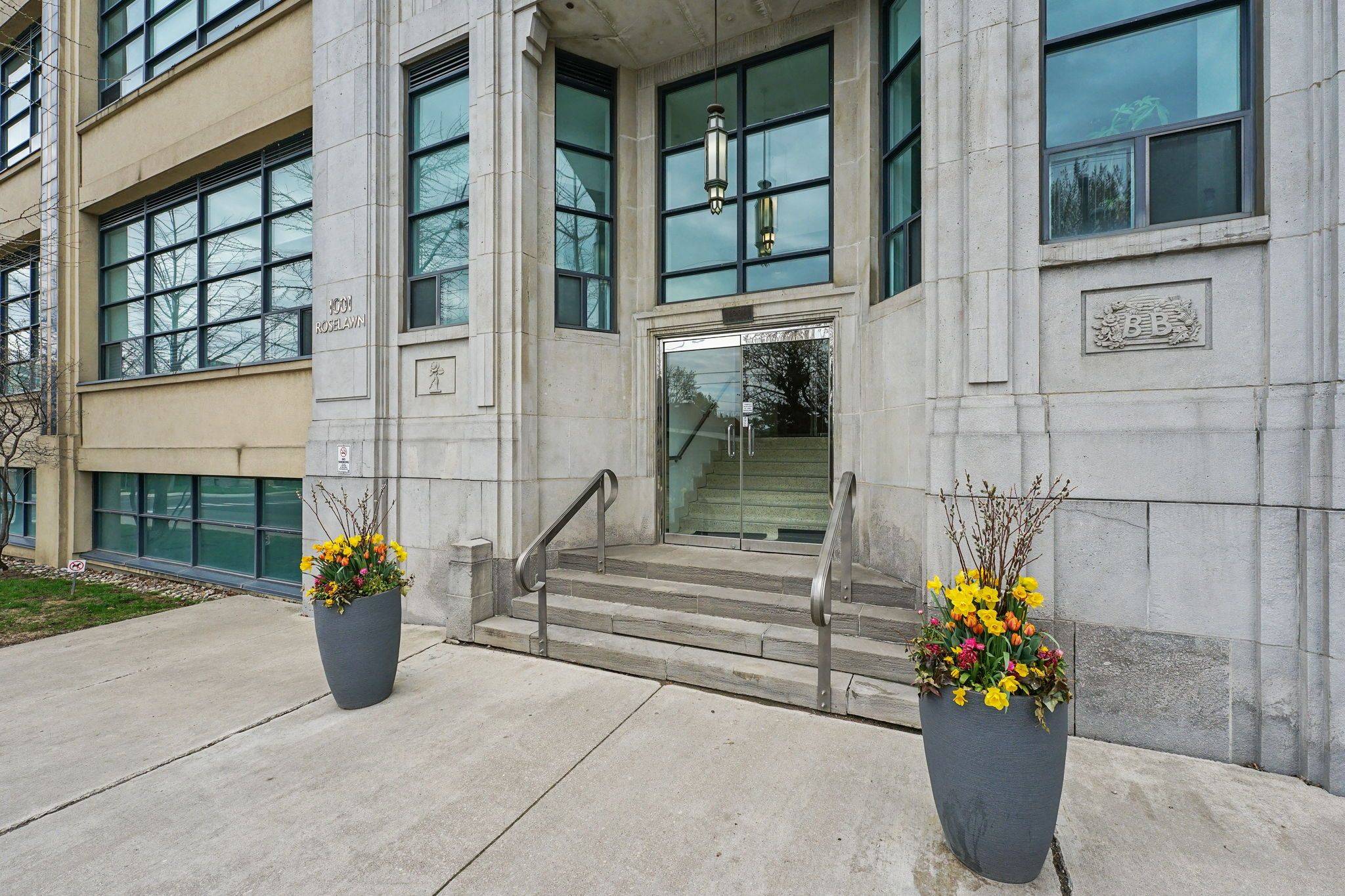 Toronto W04, ON M6B 4M4,1001 Roselawn AVE #115