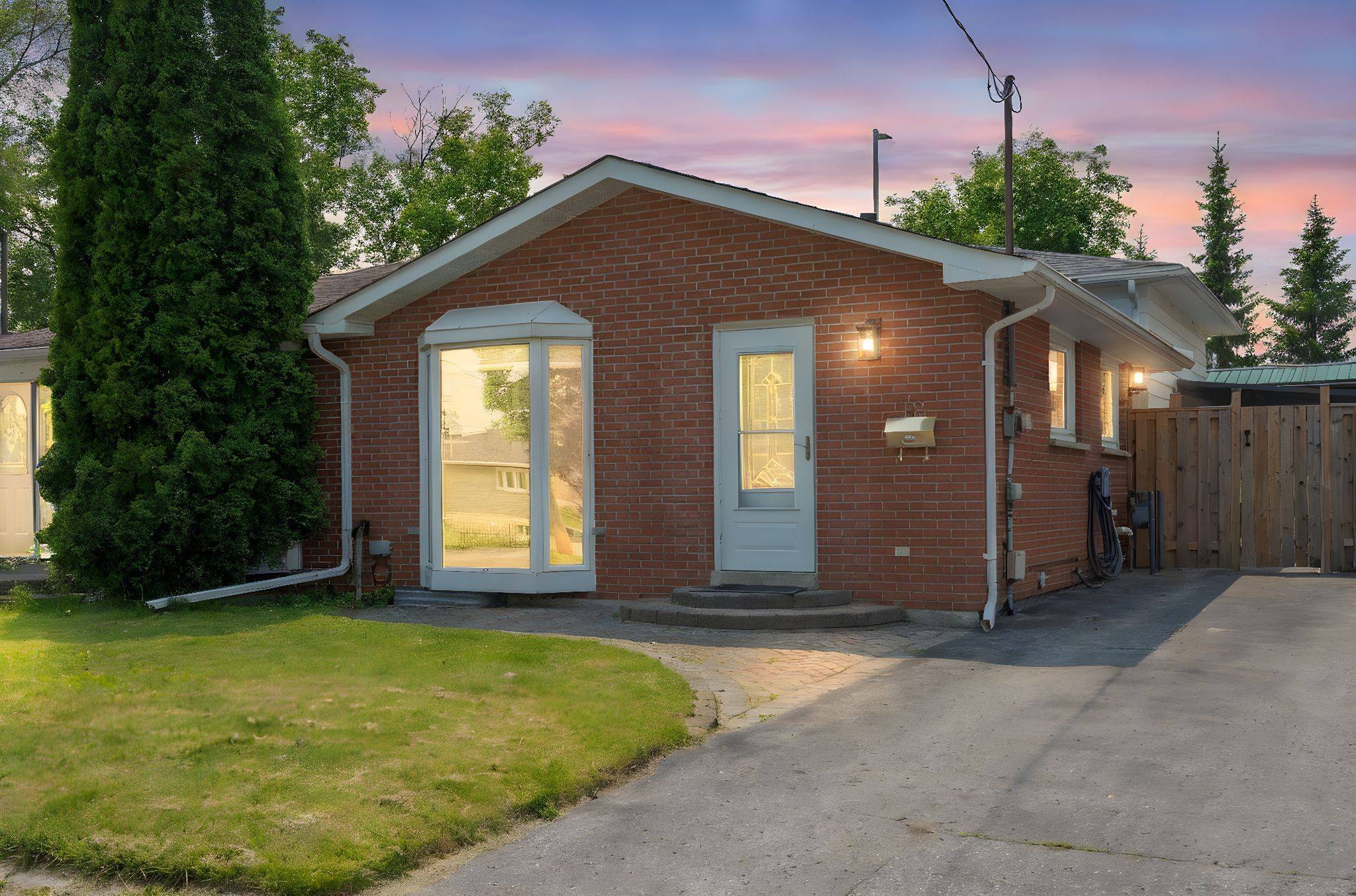 68 Vancouver CT, Oshawa, ON L1J 5X2