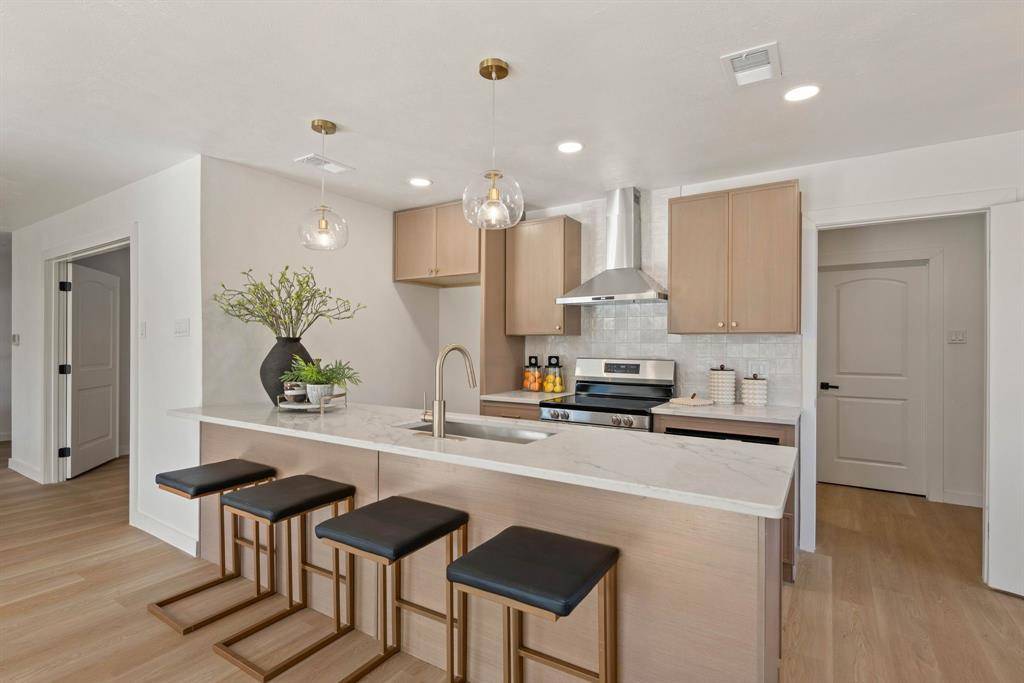 Dallas, TX 75248,15645 Kingscrest Circle