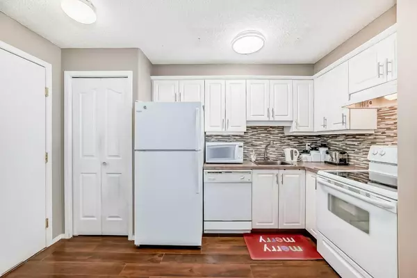 Calgary, AB T1Y 7L2,6818 Pinecliff GRV Northeast #3220