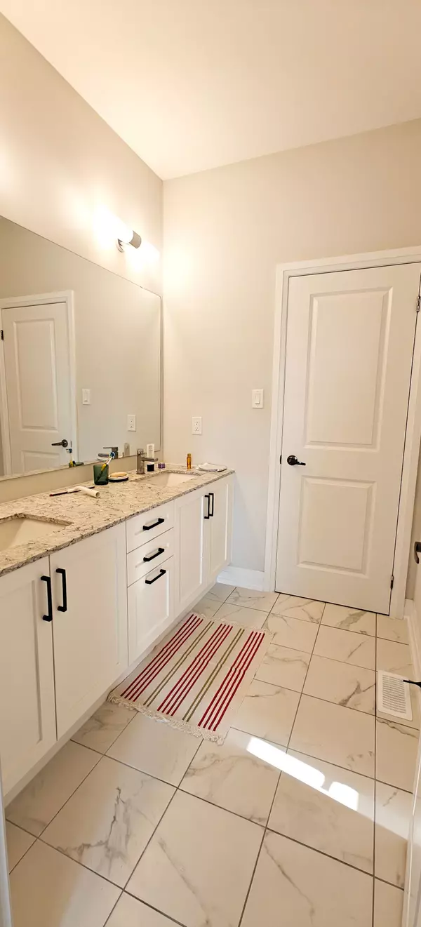 Aurora, ON L4G 4A5,29 Dennis Reed CT #2 bedrooms