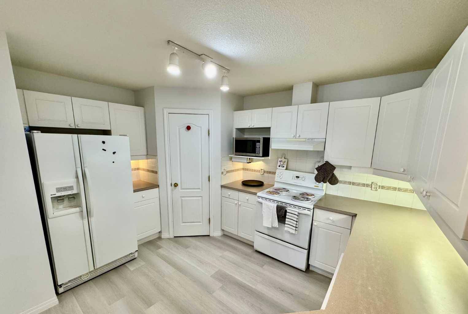 Calgary, AB T3E 6K7,4507 45 ST SW #210