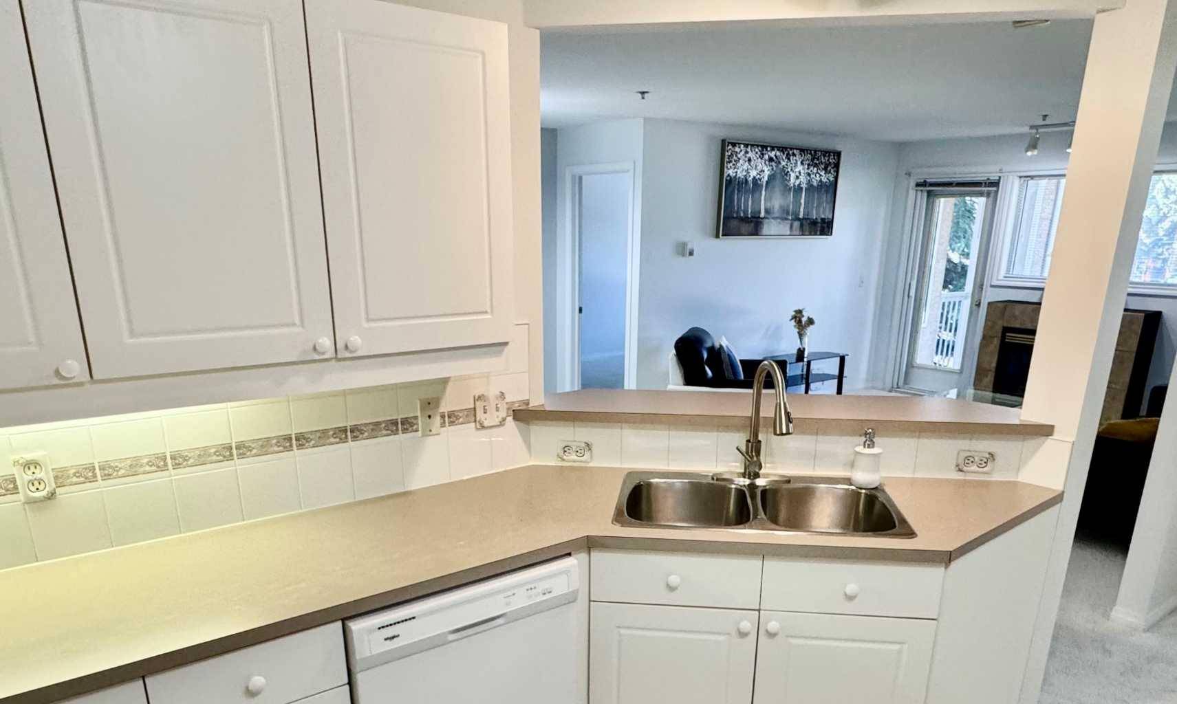 Calgary, AB T3E 6K7,4507 45 ST SW #210