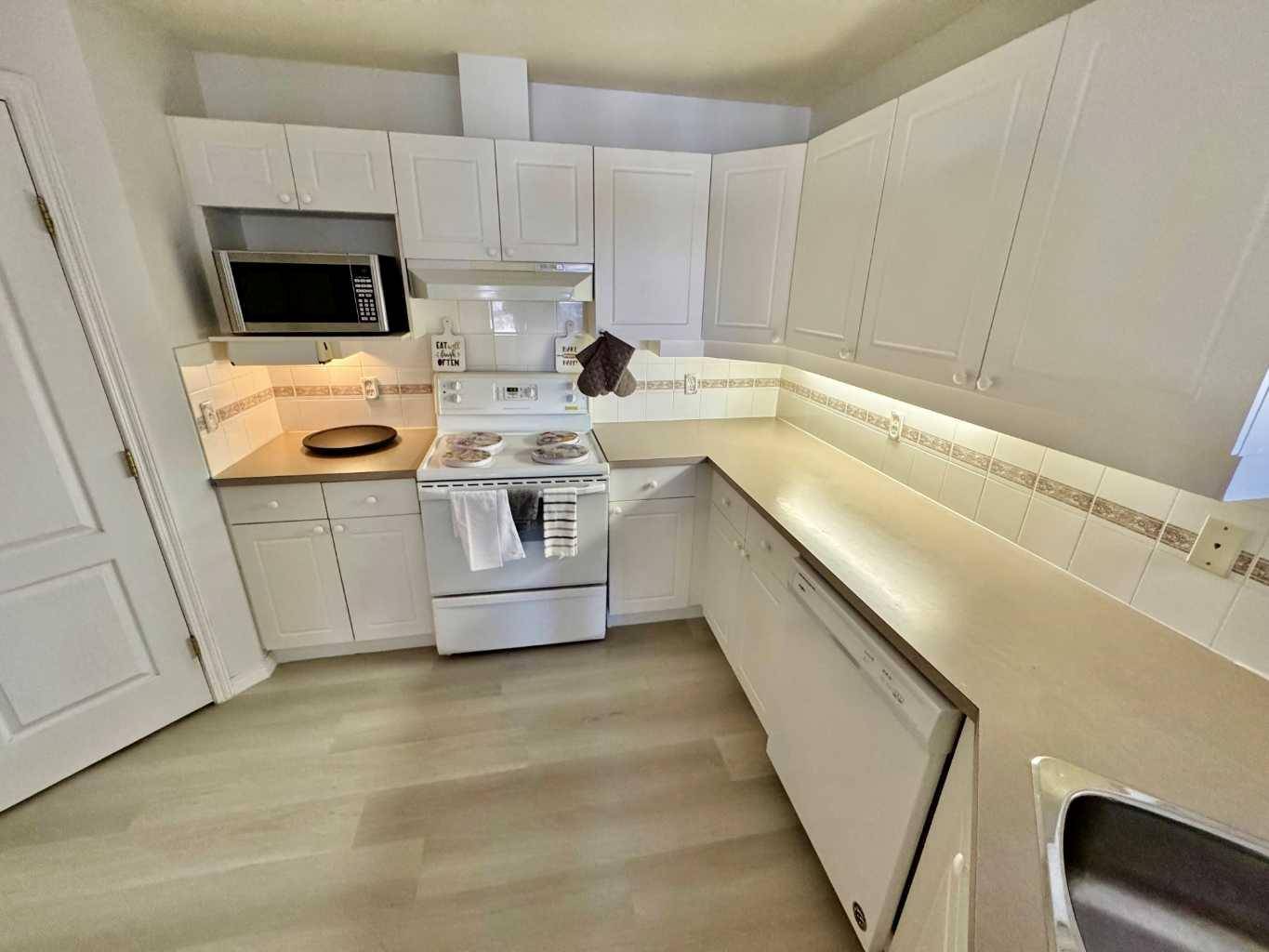 Calgary, AB T3E 6K7,4507 45 ST SW #210