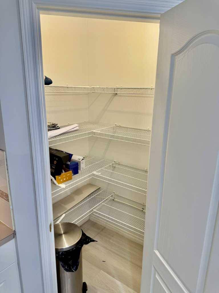 Calgary, AB T3E 6K7,4507 45 ST SW #210