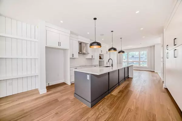 Calgary, AB T3B 1R2,8308 34 AVE NW