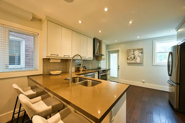 Toronto C10, ON M4S 1H5,408 Davisville AVE