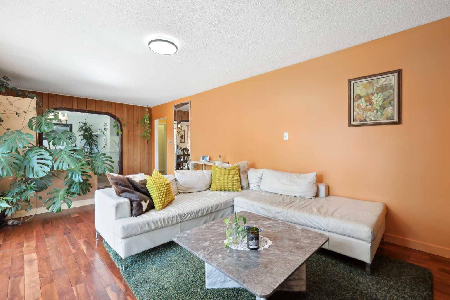 Calgary, AB T3B2P3,4636 80 ST NW