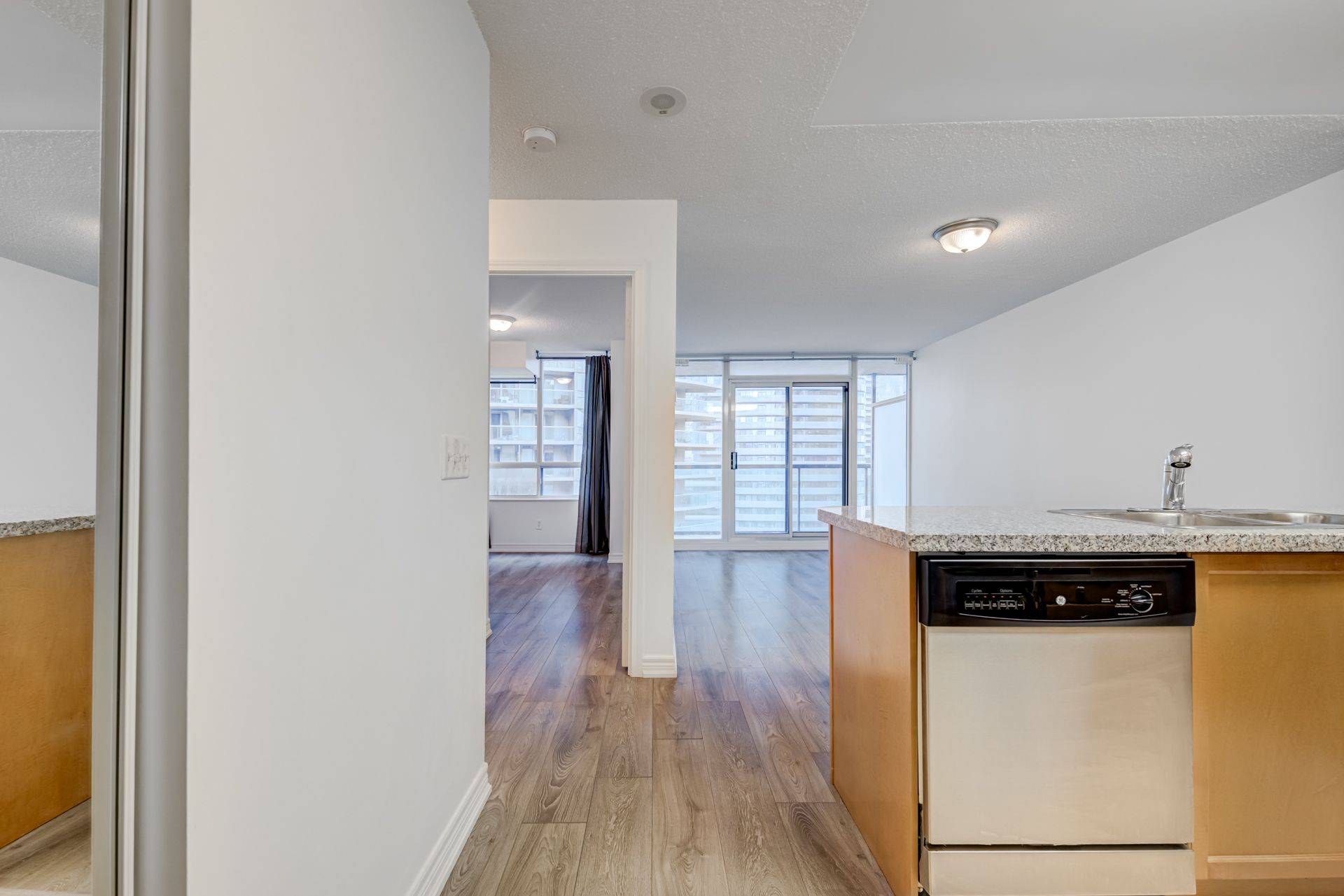 Toronto C01, ON M5J 3A2,51 Lower Simcoe ST #1605