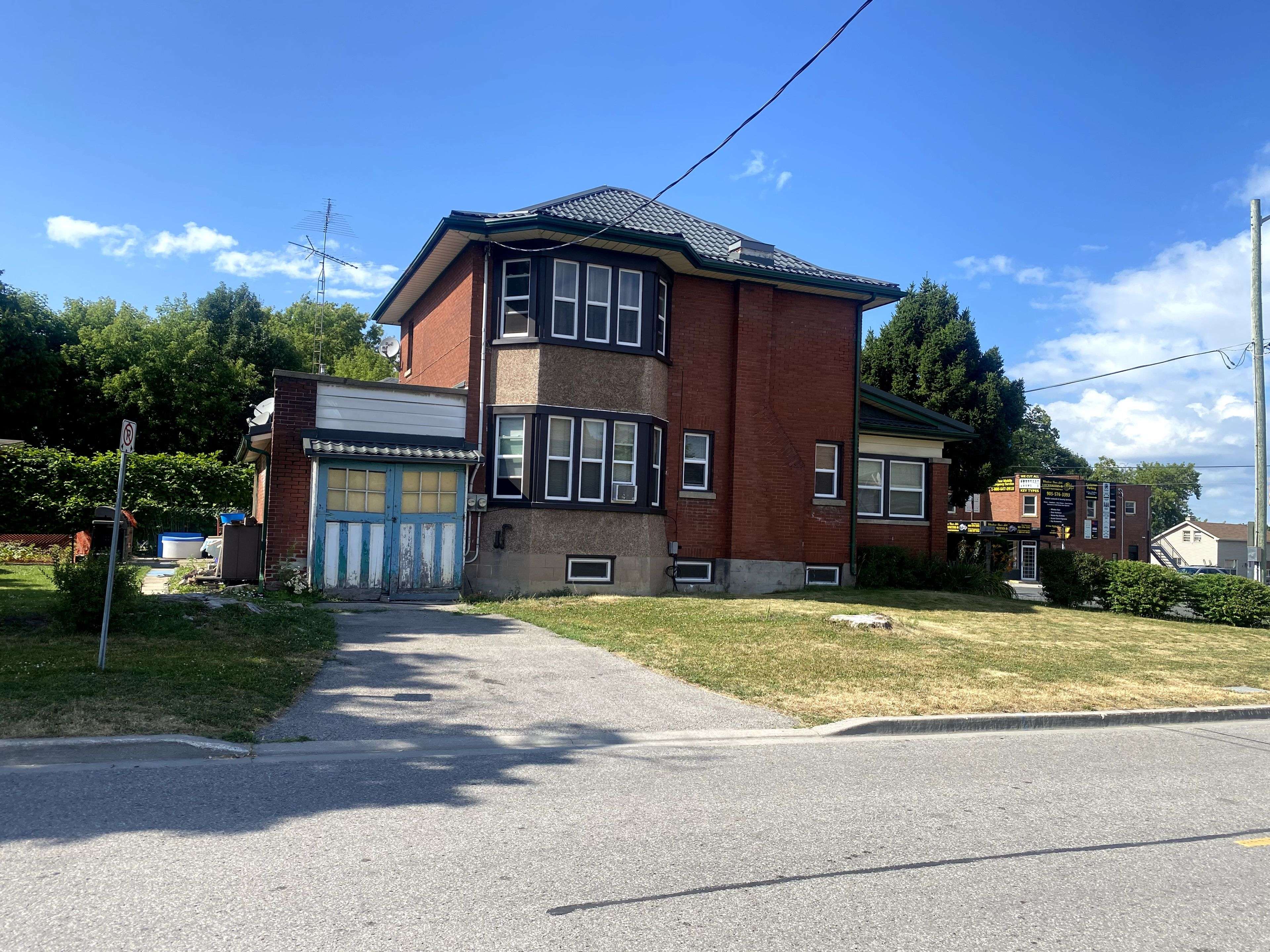 Oshawa, ON L1H 4J1,346 Simcoe ST S