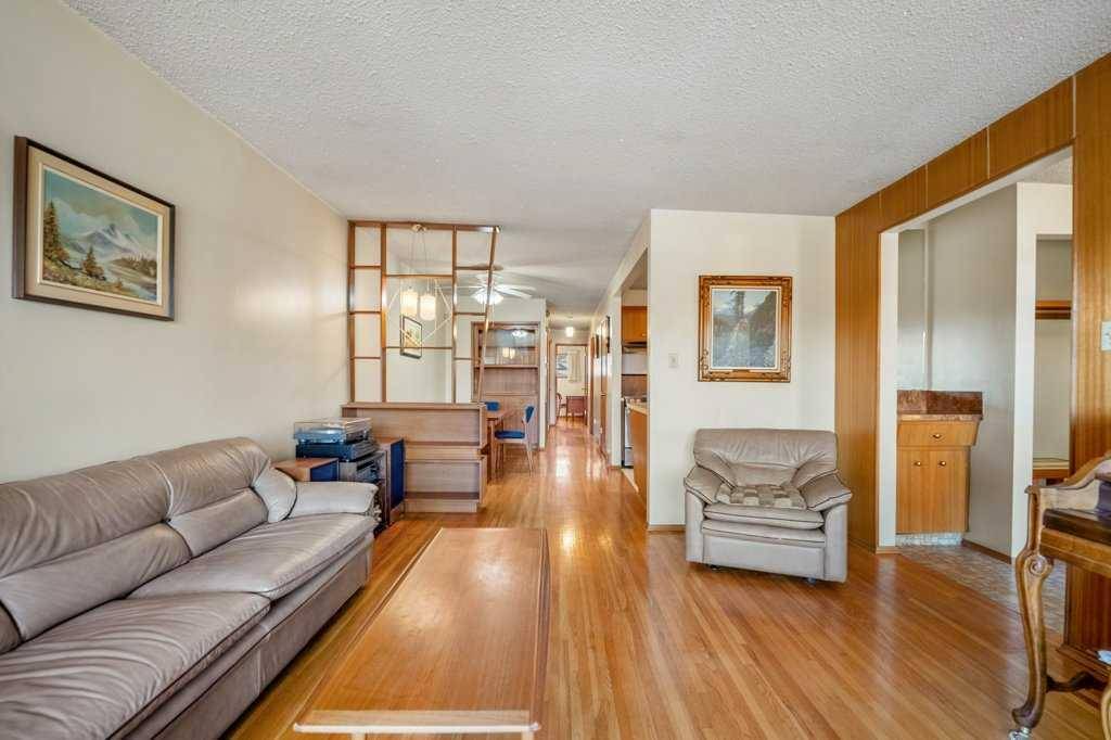 Calgary, AB T2M 2M9,118 & 120 30 AVE NW