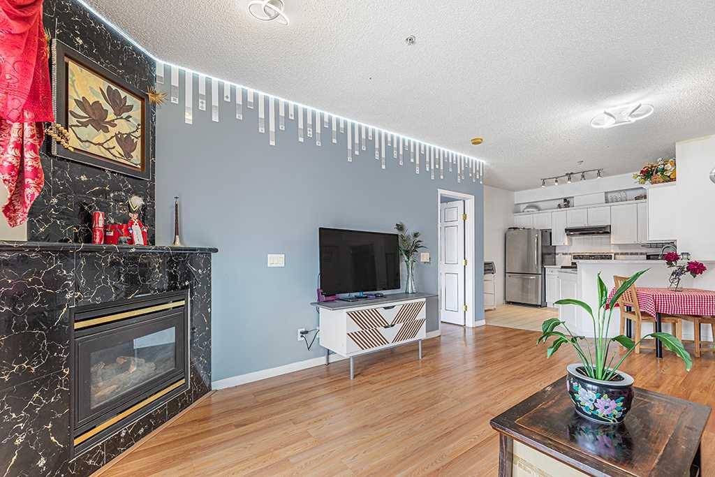 Calgary, AB T2R 0L9,126 14 AVE SW #423
