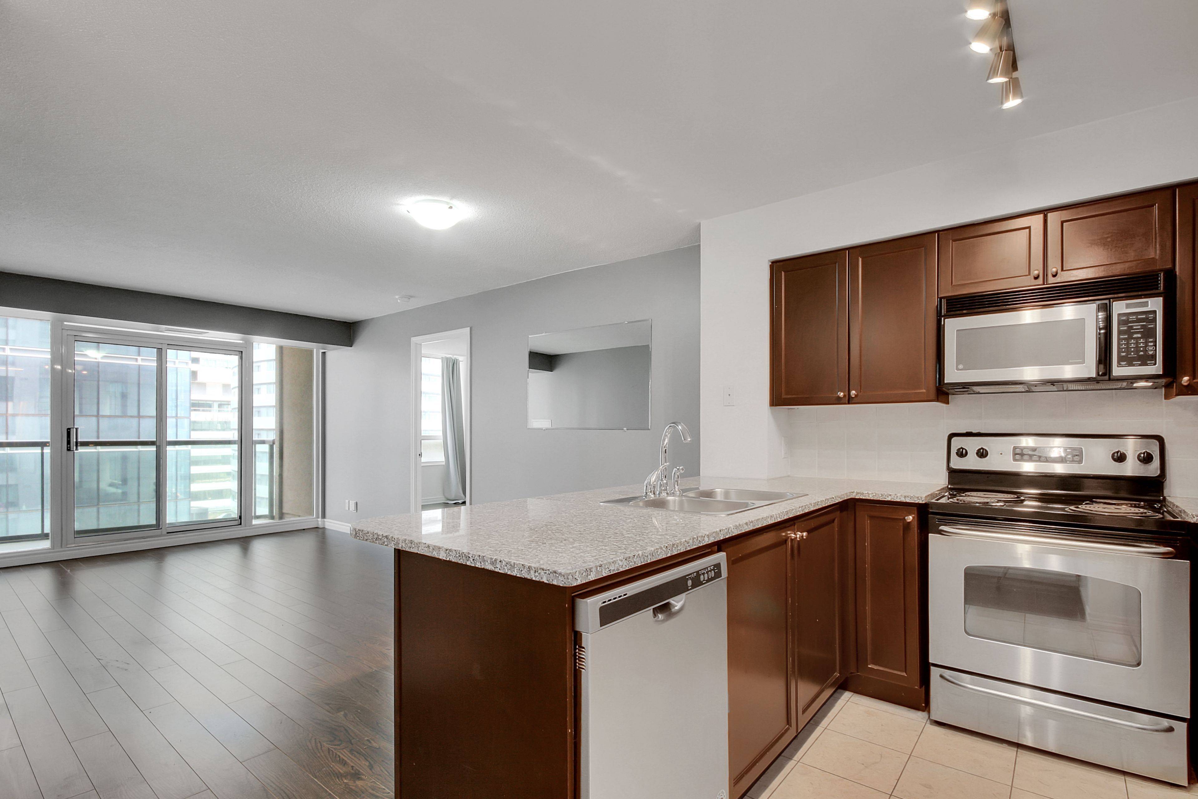 Toronto C01, ON M5J 3A4,30 Grand Trunk CRES #1009