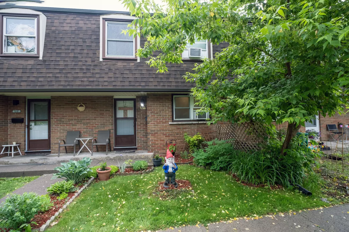 Belleville, ON K8P 2T5,60 Prince Of Wales DR #11E
