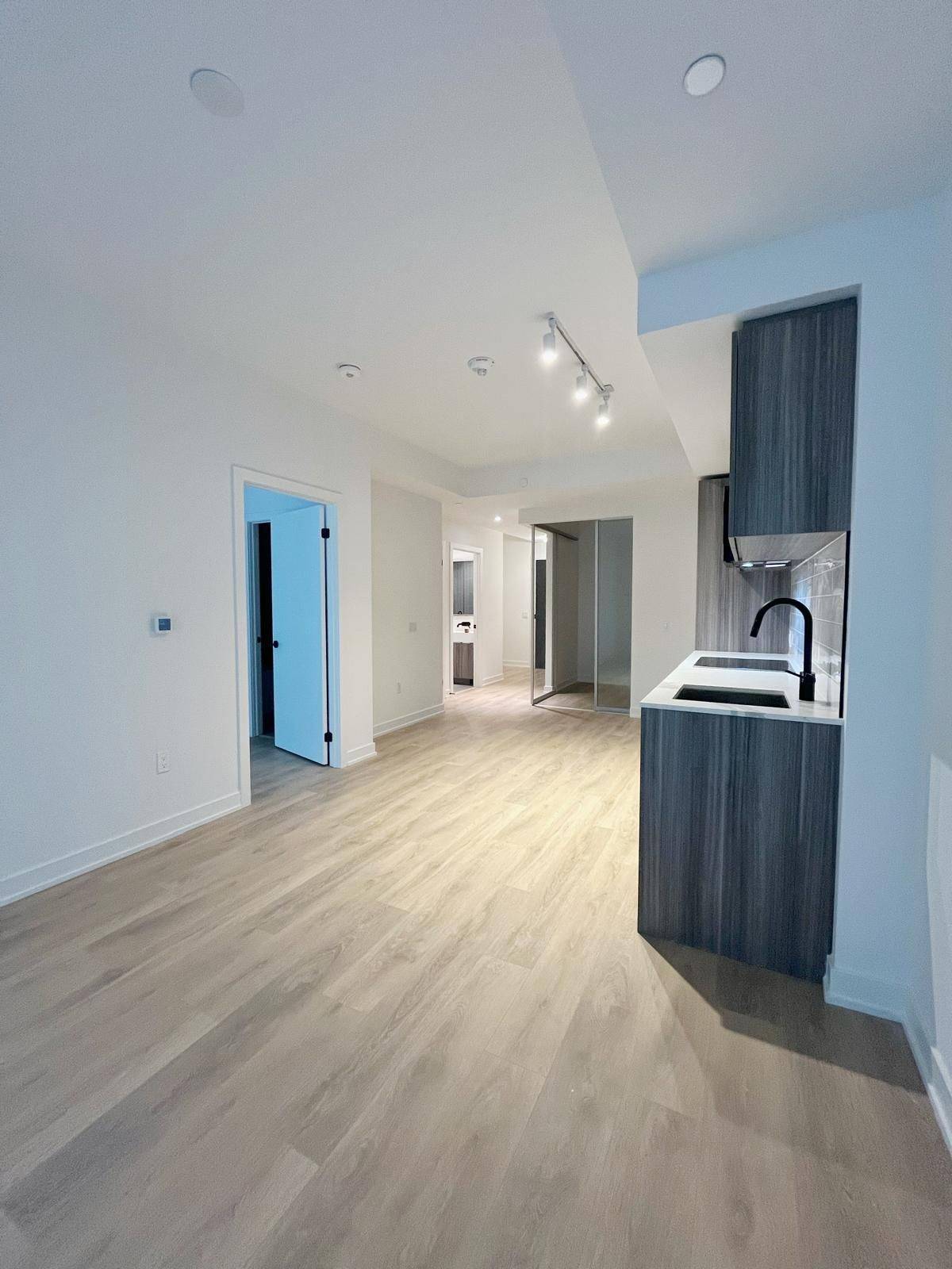 Toronto C10, ON M4P 1V3,117 Broadway AVE #211