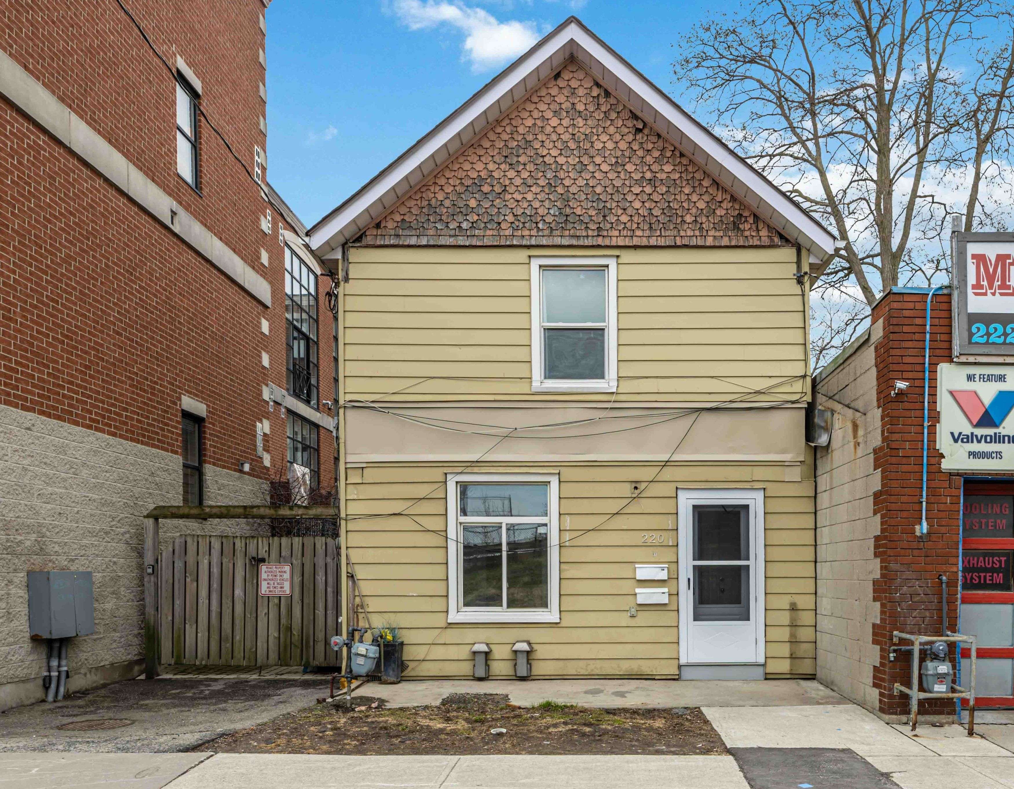 Toronto E02, ON M4E 2W1,220 Main ST