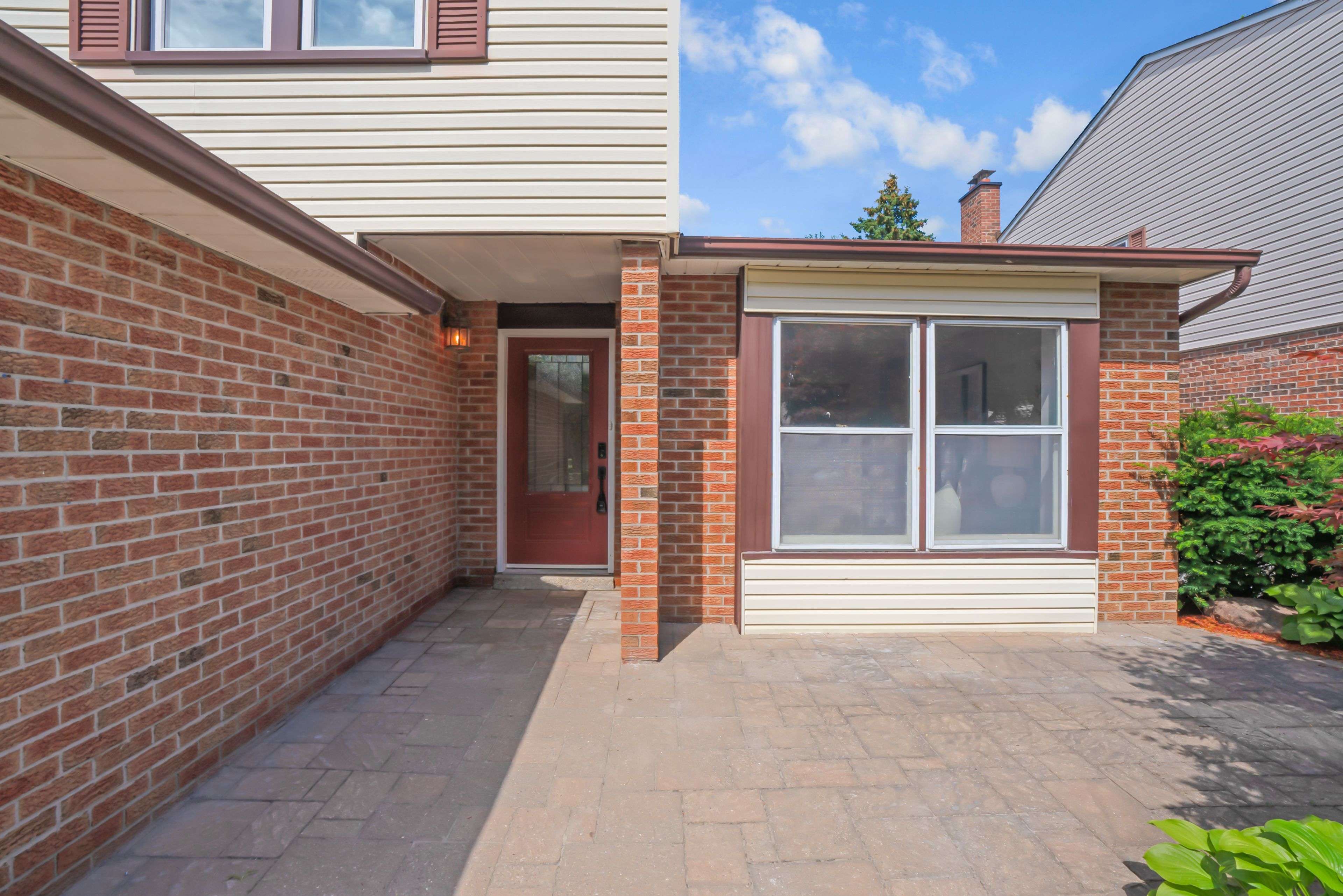 Whitby, ON L1N 6H6,567 Reynolds ST