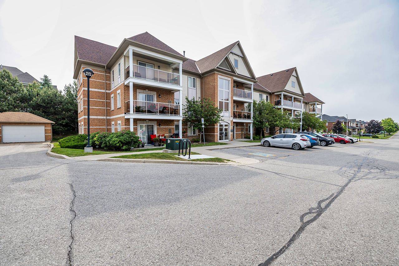120 Aspen Springs DR #302, Clarington, ON L1C 0G7