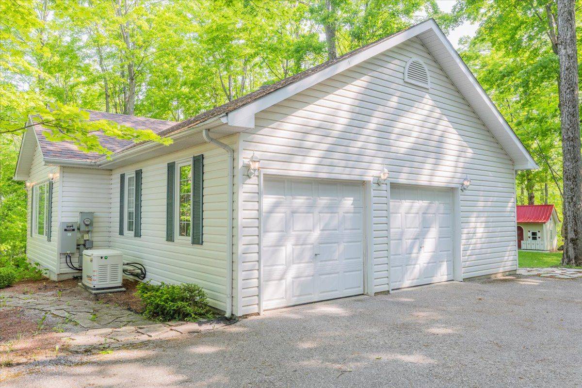 Oro-medonte, ON L0K 1N0,37 Boyd CRES