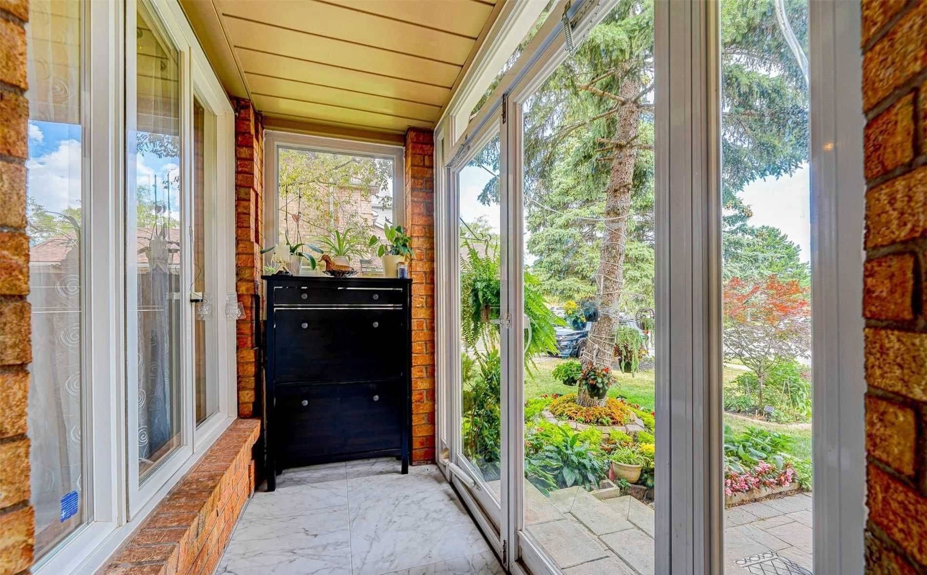Oakville, ON L6M 3B9,1162 Leewood DR