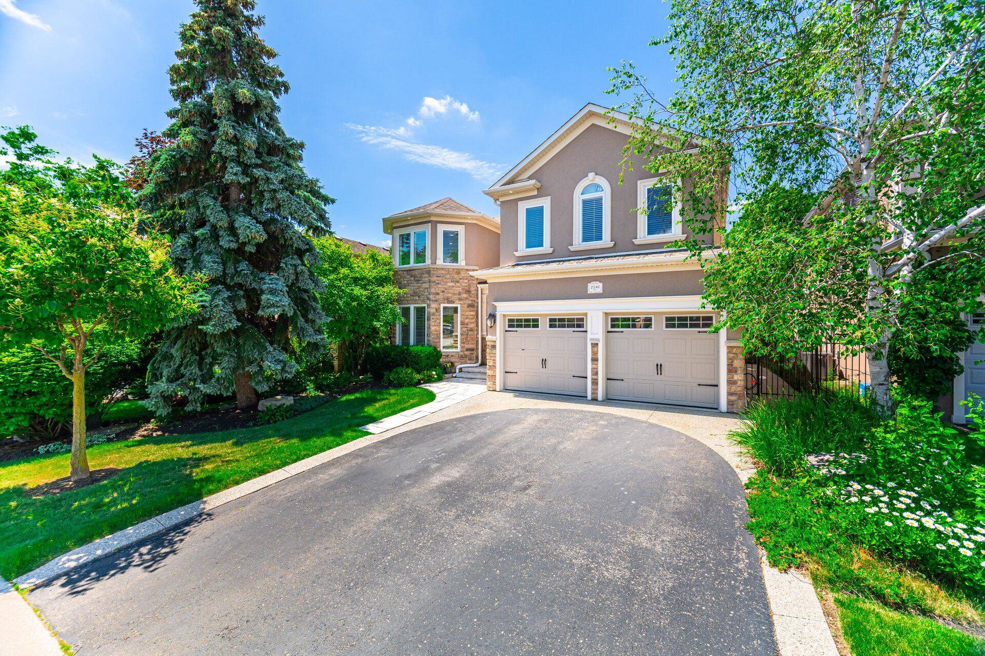Oakville, ON L6H 6B1,2246 Grand Ravine DR
