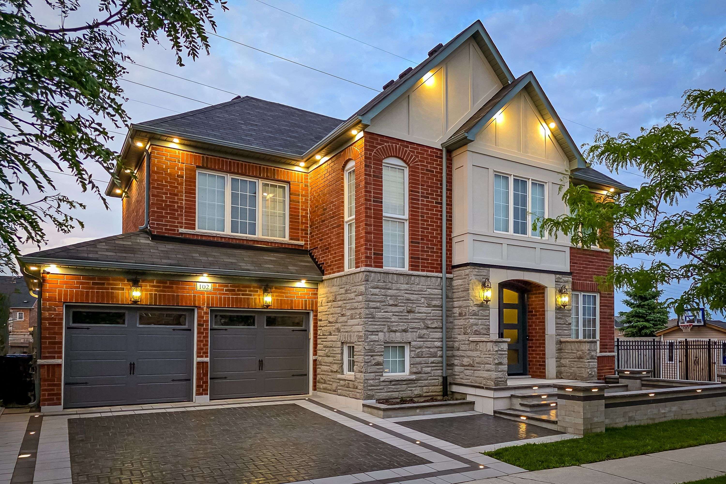 102 Monkton CIR, Brampton, ON L6Y 5Z5