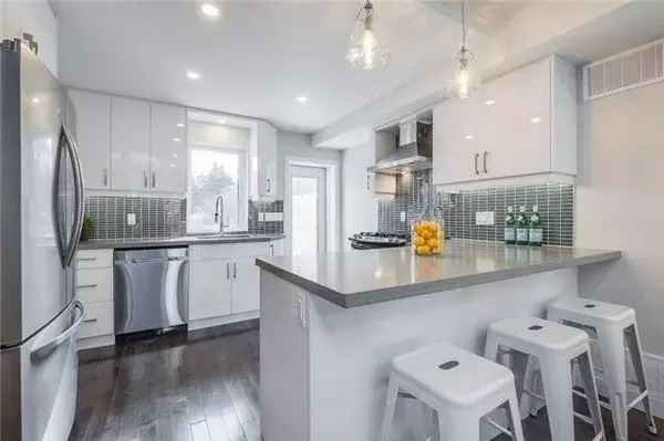 Toronto E02, ON M4C 3V9,51 West Lynn AVE