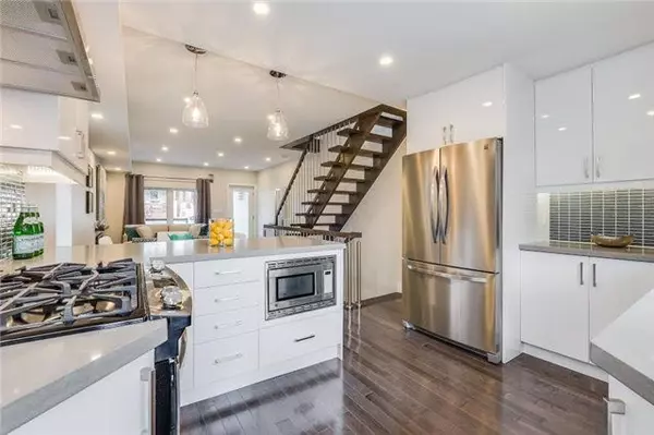 Toronto E02, ON M4C 3V9,51 West Lynn AVE