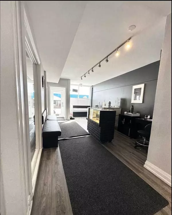 Mississauga, ON L5B 1H2,37 Dundas ST W