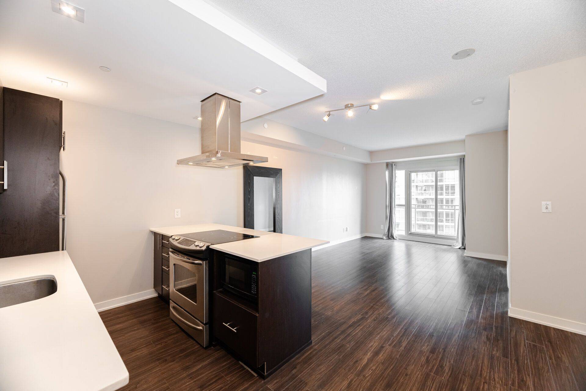 Toronto W06, ON M8Y 0B3,165 Legion RD N #933