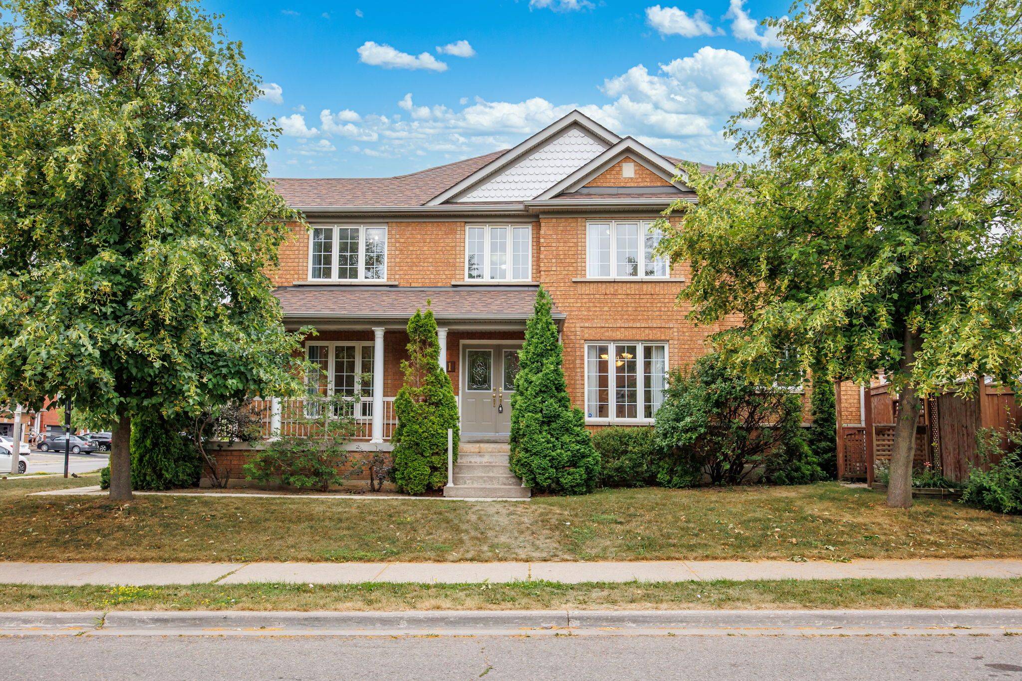 Brampton, ON L6R 2Y9,1 Applegrove CT
