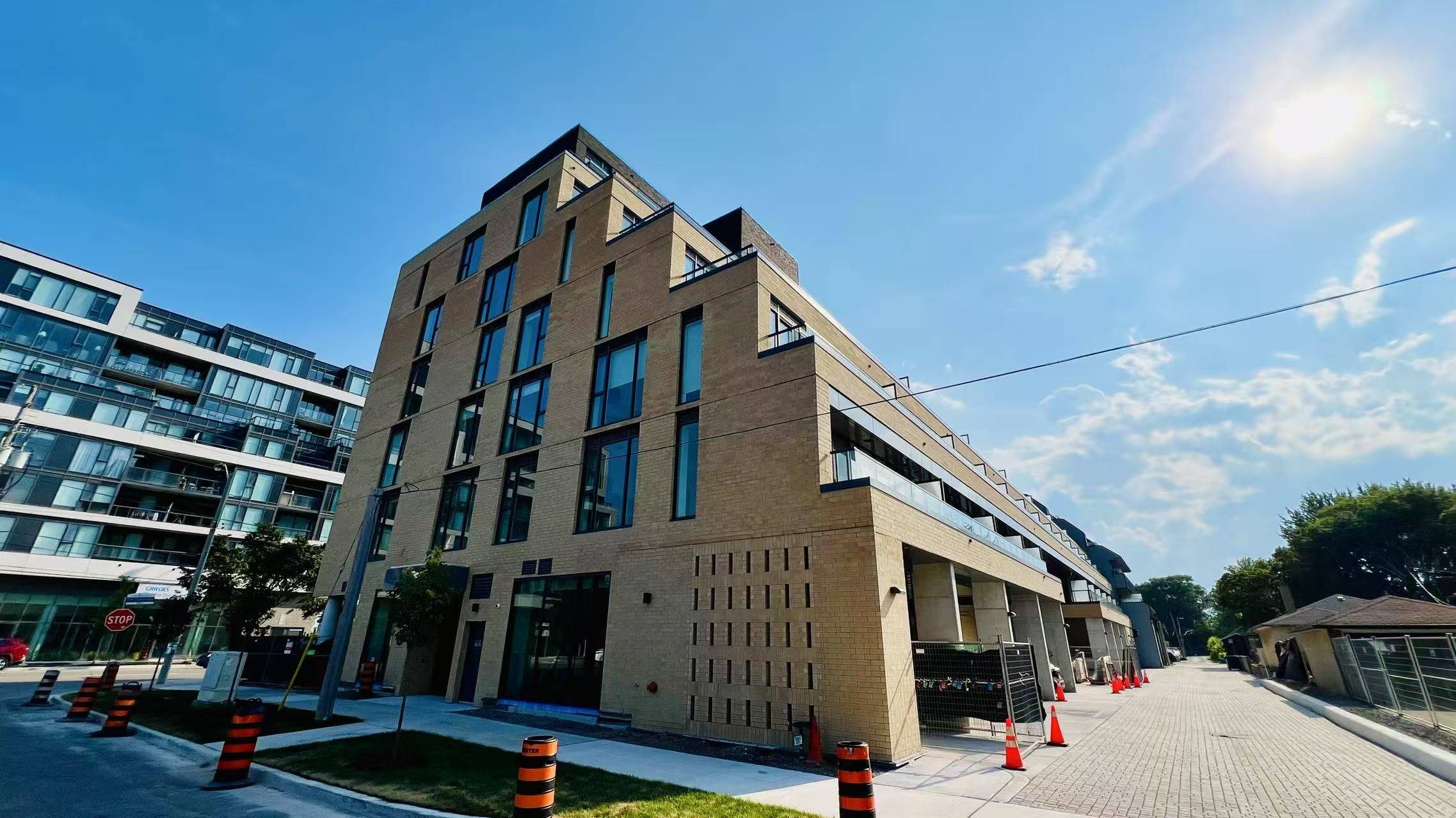 6 Chartwell RD #220, Toronto W07, ON M8Z 0H2