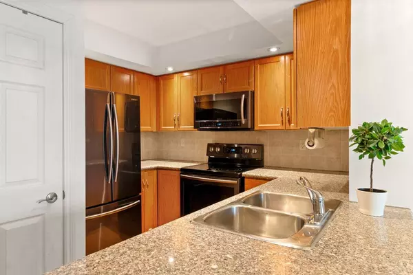 Toronto C01, ON M5V 3P6,250 Wellington ST W #1232