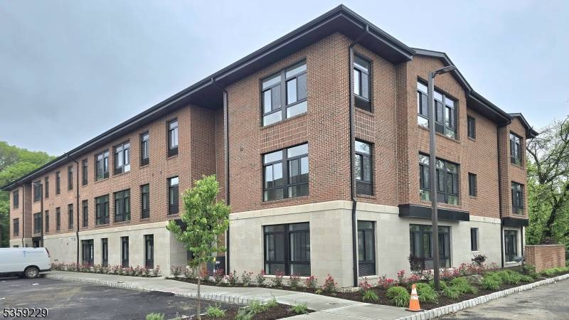 135 Fairfield Rd #301, Fairfield Twp., NJ 07004