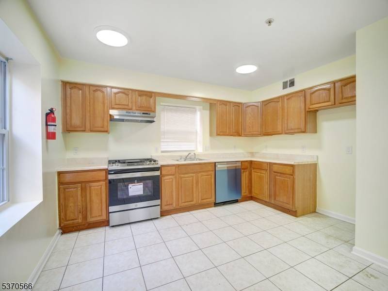 Newark City, NJ 07112,13 Lisa Ct