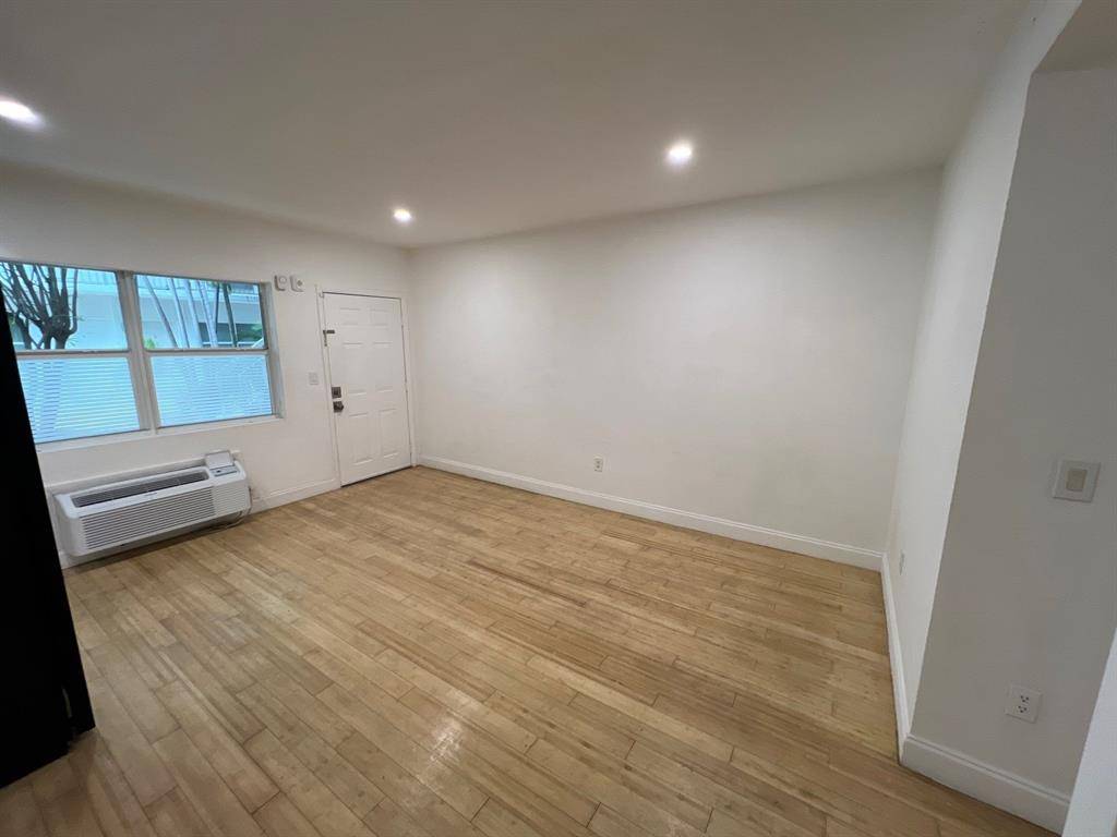Miami Beach, FL 33141,8080 Tatum Waterway Dr #10