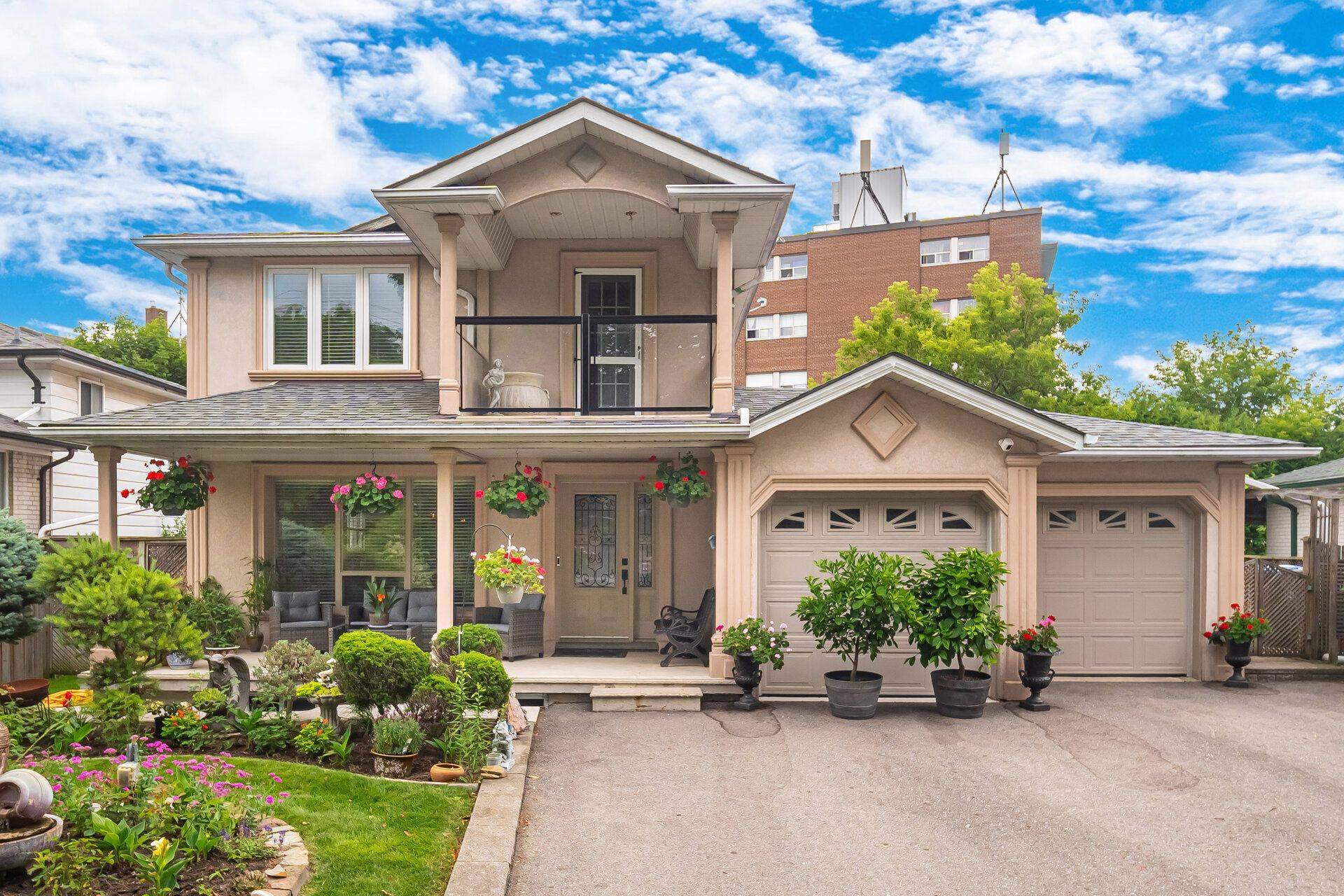 512 Selsey DR, Mississauga, ON L5A 1B9