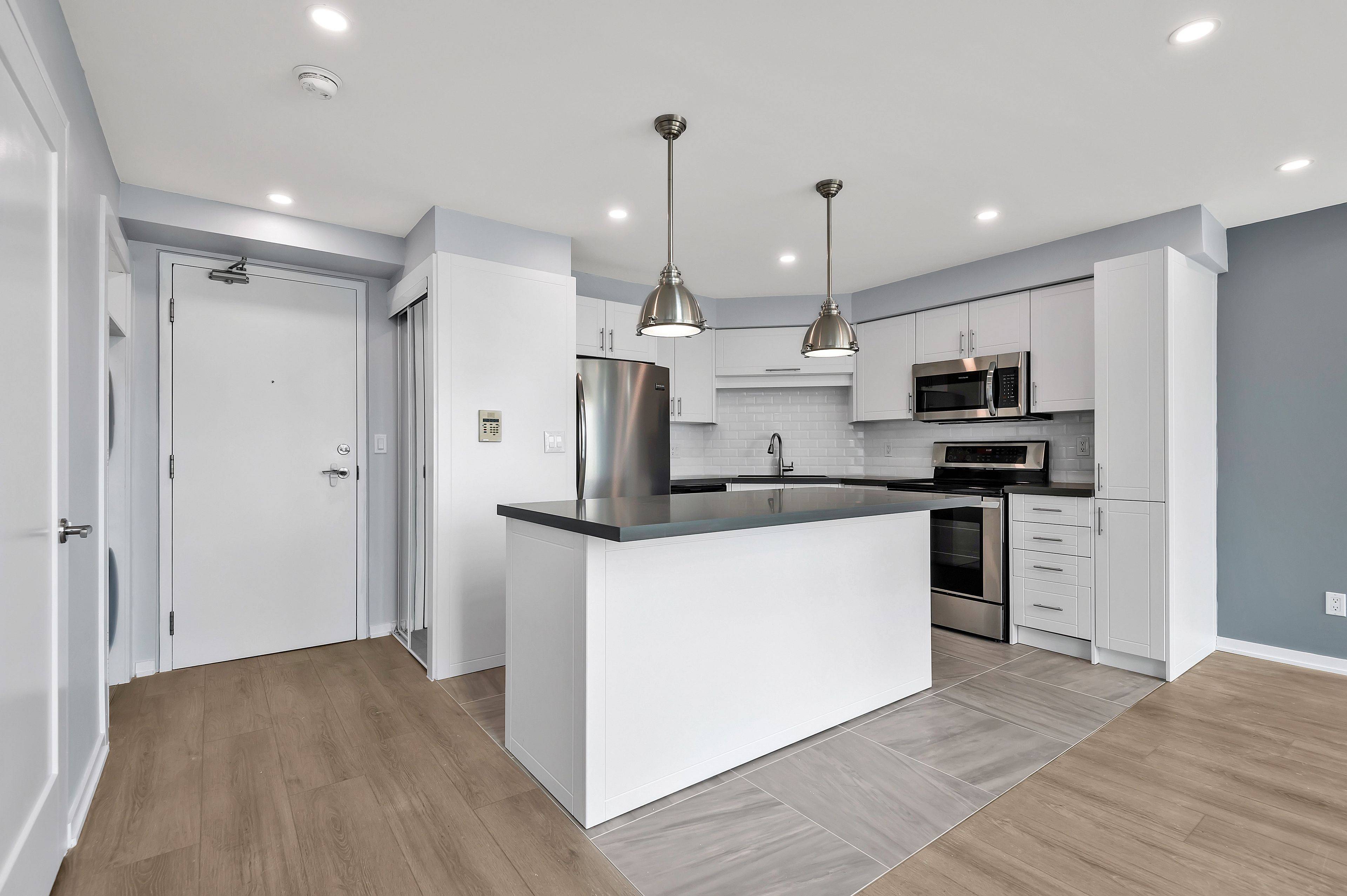 Toronto W06, ON M8Y 4G8,250 Manitoba ST #804