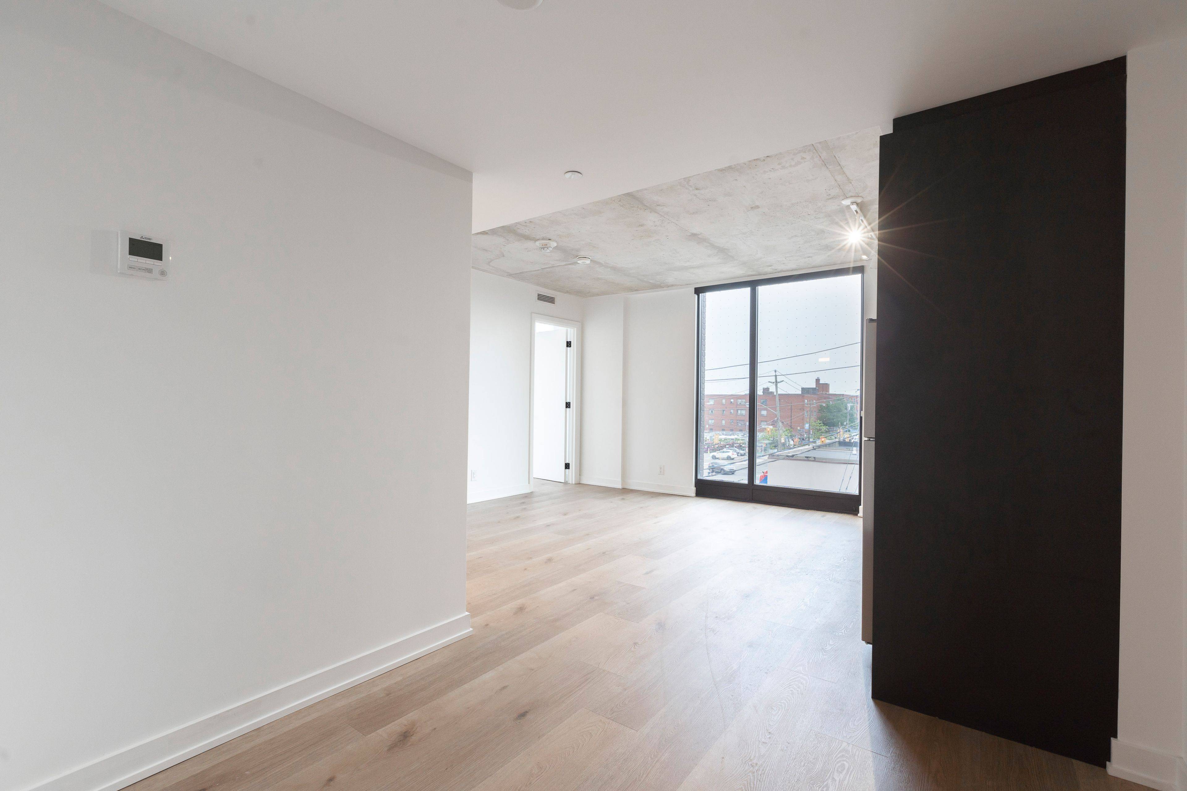 Toronto W04, ON M6E 3Y5,7 Fairbank AVE W #302