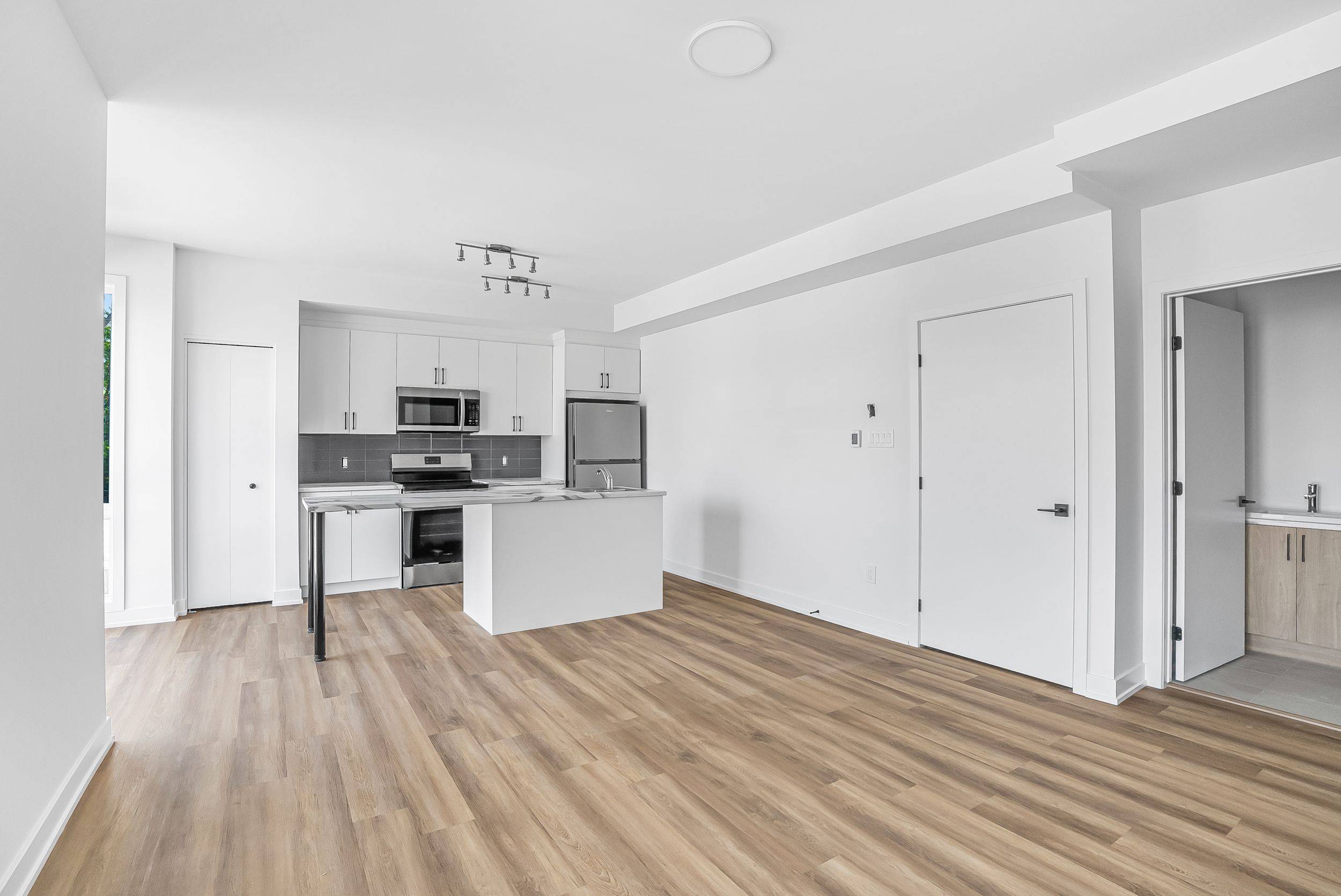 Vanier And Kingsview Park, ON K1L 6V3,391 DIEPPE ST #04