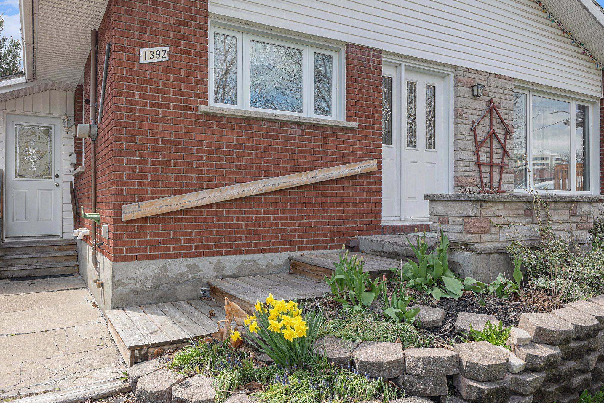 Cyrville - Carson Grove - Pineview, ON K1B 3L3,1392 Aurele ST