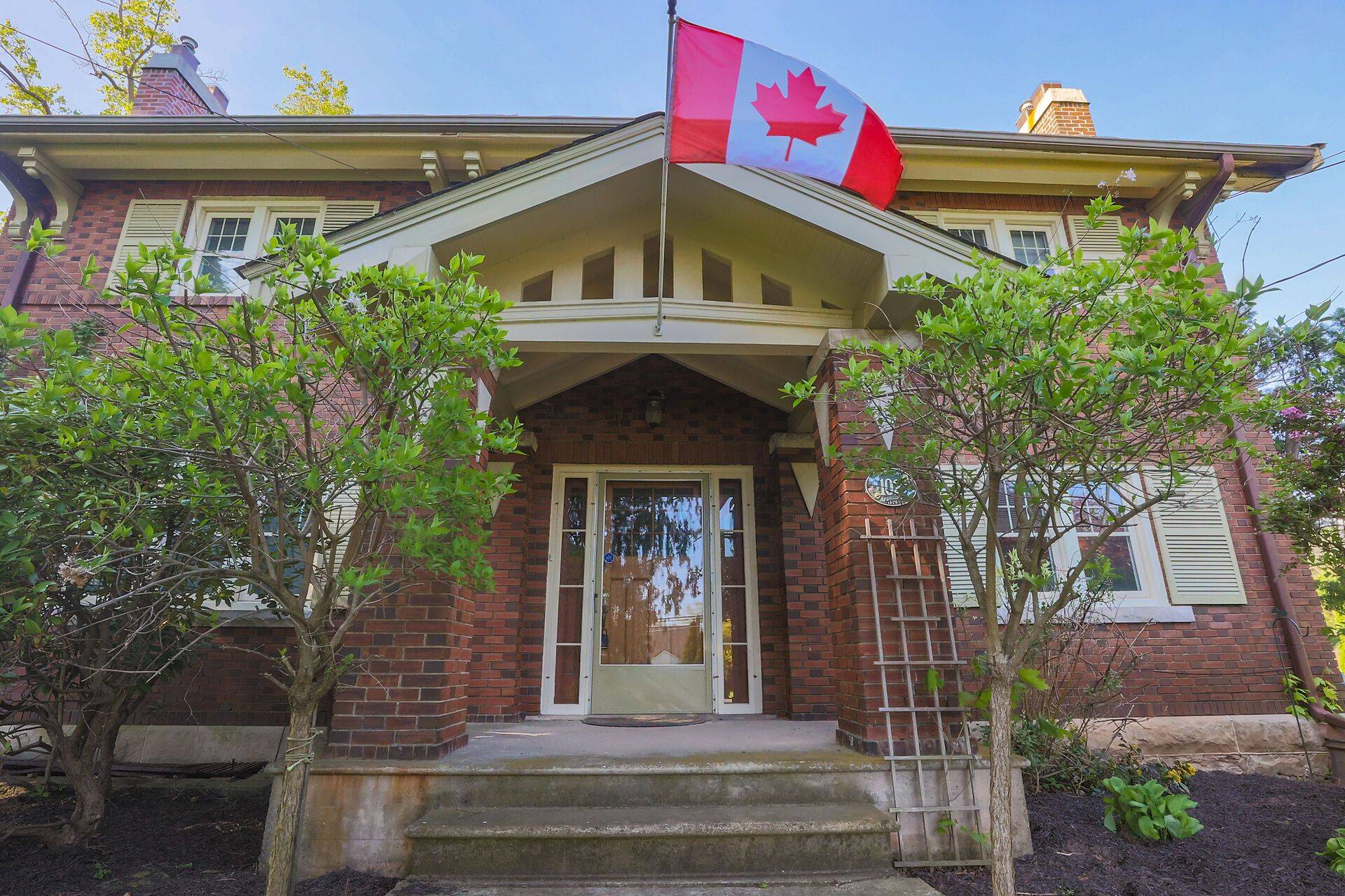 Grimsby, ON L3M 1N8,102 Main ST E